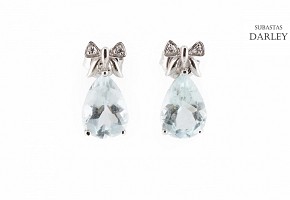 Earrings in 18k white gold and diamonds, with aquamarines.