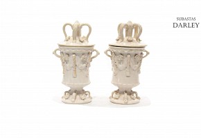 A pair of pottery vases with lid, white-glazed, Manises, 20th century.