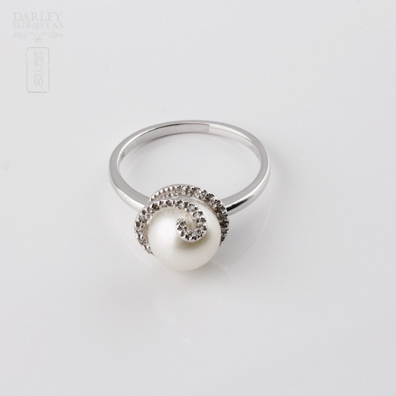 Ring with pearl and diamonds in 18k white gold