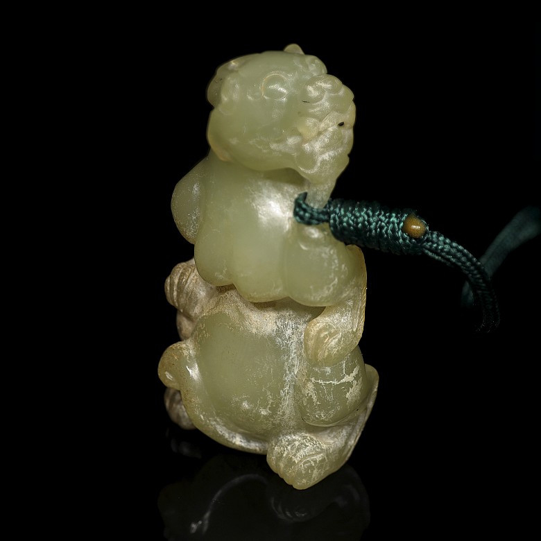 Carved jade 'bear' pendant, Eastern Han dynasty - 4