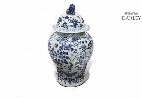 Chinese vase, early 20th century