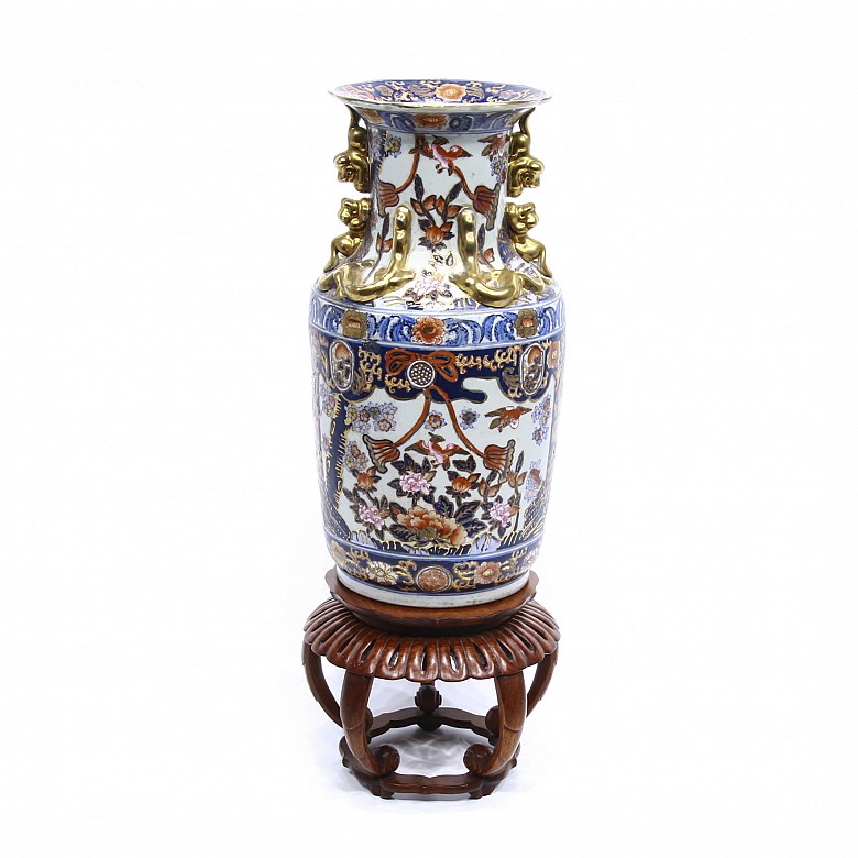 Chinese porcelain vase on a pedestal, 20th century