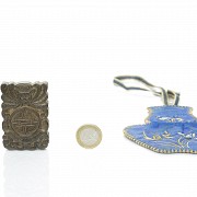 Lote con placa de madera y bolsa de seda, dinastía Qing