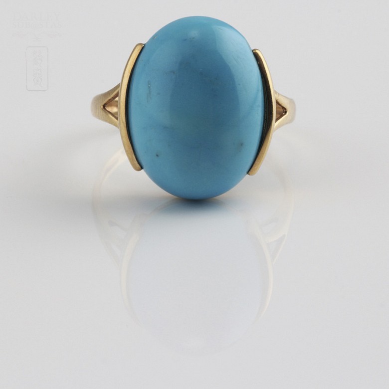 Turquoise set in 18k yellow gold.