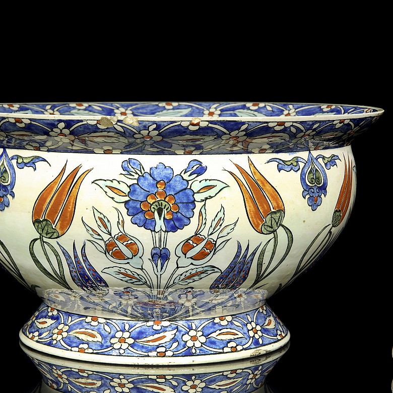 Samson ceramic pot, Iznik style, 19th century
