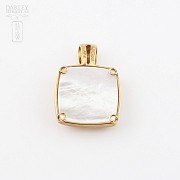 Natural mother of pearl pendant in 18k yellow gold - 1