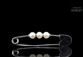 Imperdible de oro blanco de 18 k con perlas