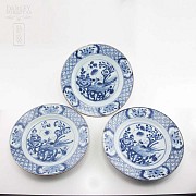 一组三件 清代十八世紀中国花卉蓝瓷盆