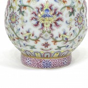 Glazed and gilded porcelain vase, Daoguang period.