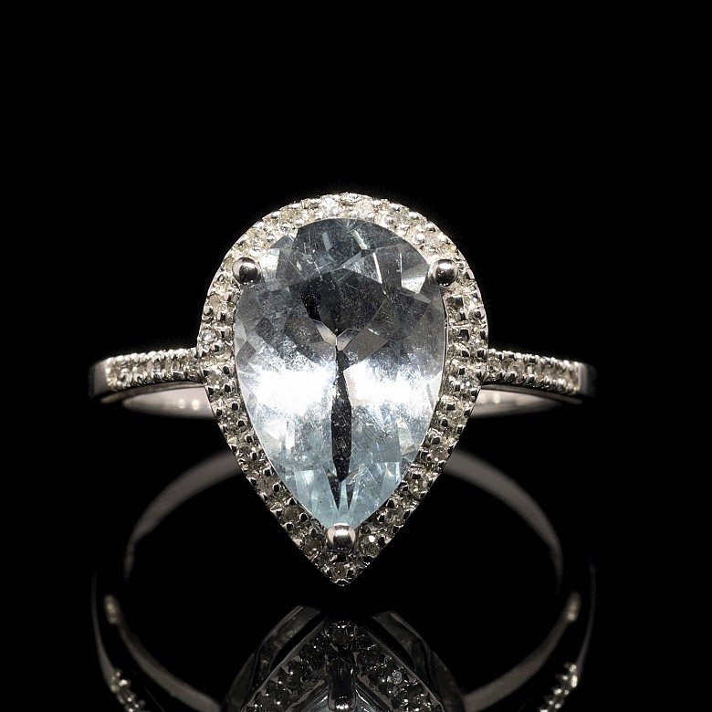 Ring in 18k white gold with central aquamarine and diamonds
