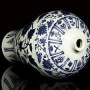 A blue and white Meiping vase 