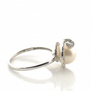 18k white gold ring with pearl and diamonds