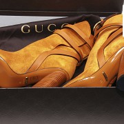 Botines de mujer Gucci, piel de ante naranja.