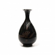 Jarrón de cerámica china estilo Jizhou con esmalte marrón.