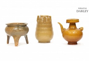 Lote of three glazed pottery pieces, China.