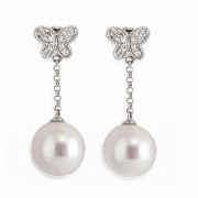 Pearl earrings in 18k white gold and diamonds.