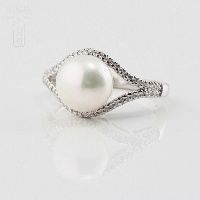 Bonito anillo con perla y diamantes