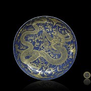 Plato de porcelana con fondo azul, S.XX - 5