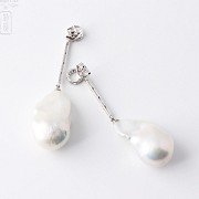 Earrings in 18k white gold with baroque pearl and diamond - 2