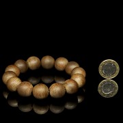 Wooden bracelet with 14 beads.