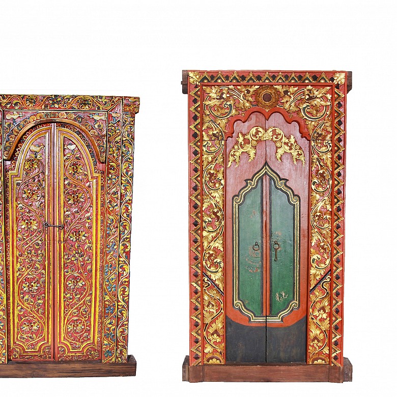 Dos puertas de templo indonesio de madera tallada y pintada, pps.s.XX