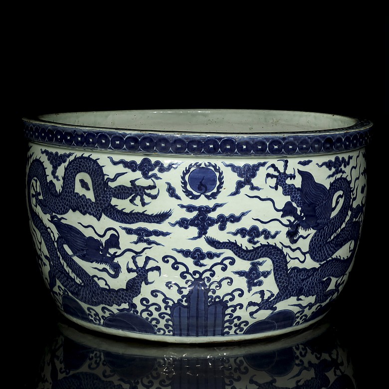 Gran pecera de dragón, azul y blanco, dinastía Ming, Longqing (1567 – 1572)