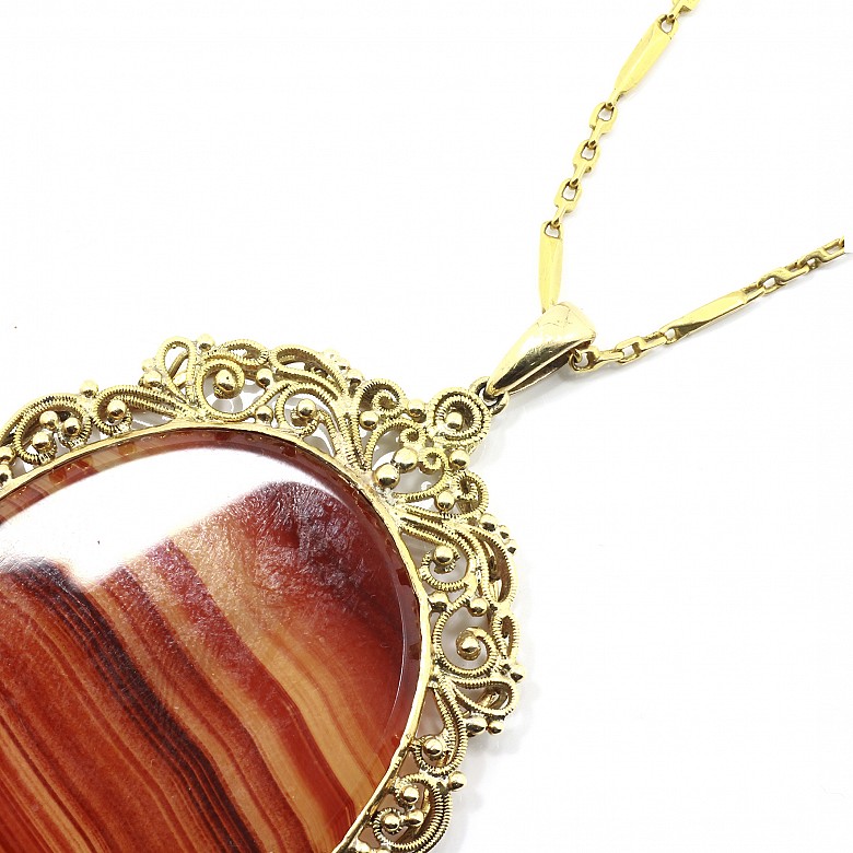 Choker with an oval agate, 18k gold setting, and 22k yellow gold chain.