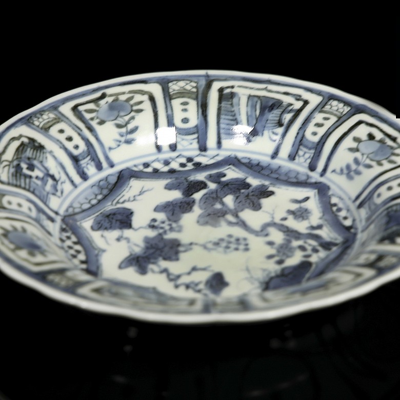 Plato de porcelana azul y blanco, S.XX - 2