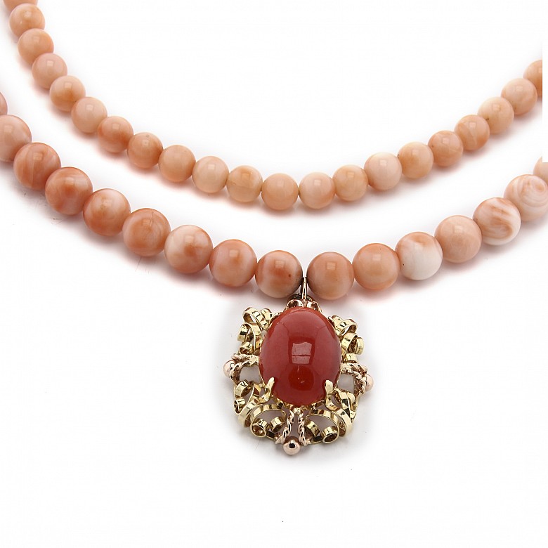 Long coral bead necklace with pendant. - 2
