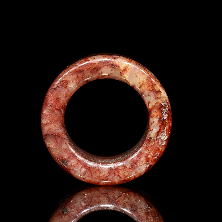 Bonito anillo arquero de jade con tonos rojizos