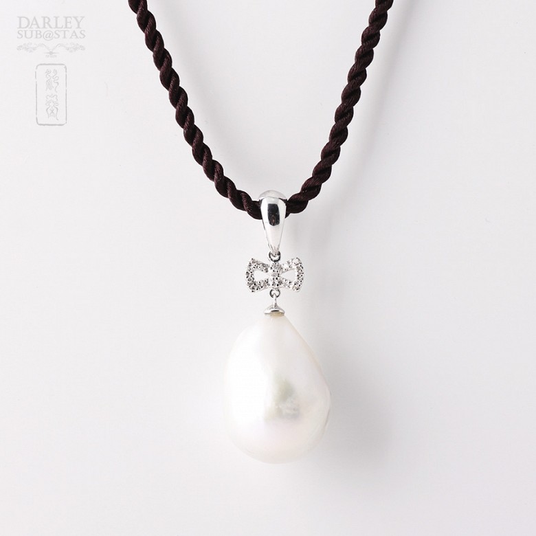 Pendant with white baroque pearl and diamond in 18k white gold