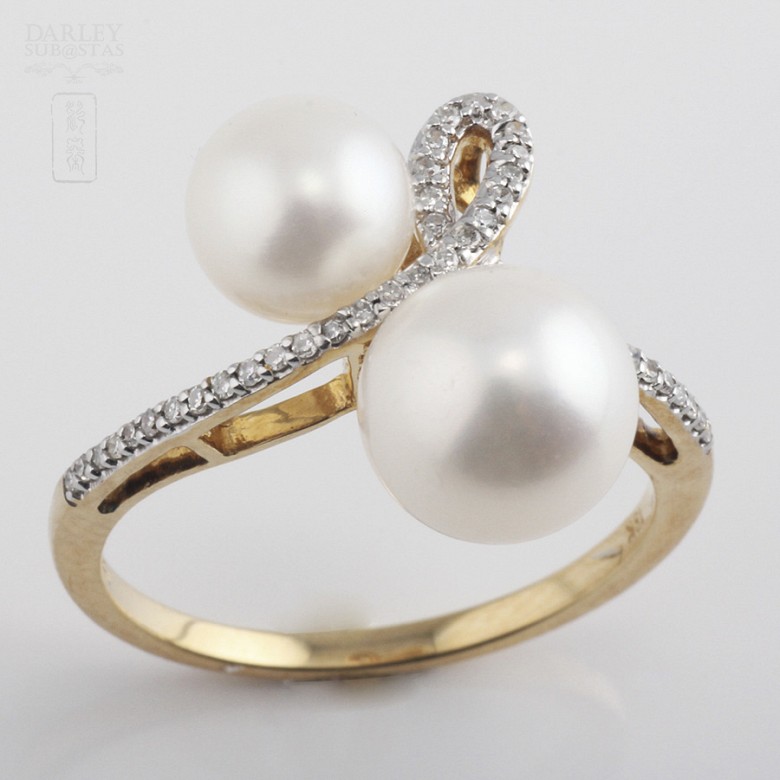 Anillo de oro amarillo de 18k, perlas blancas y diamantes - 2