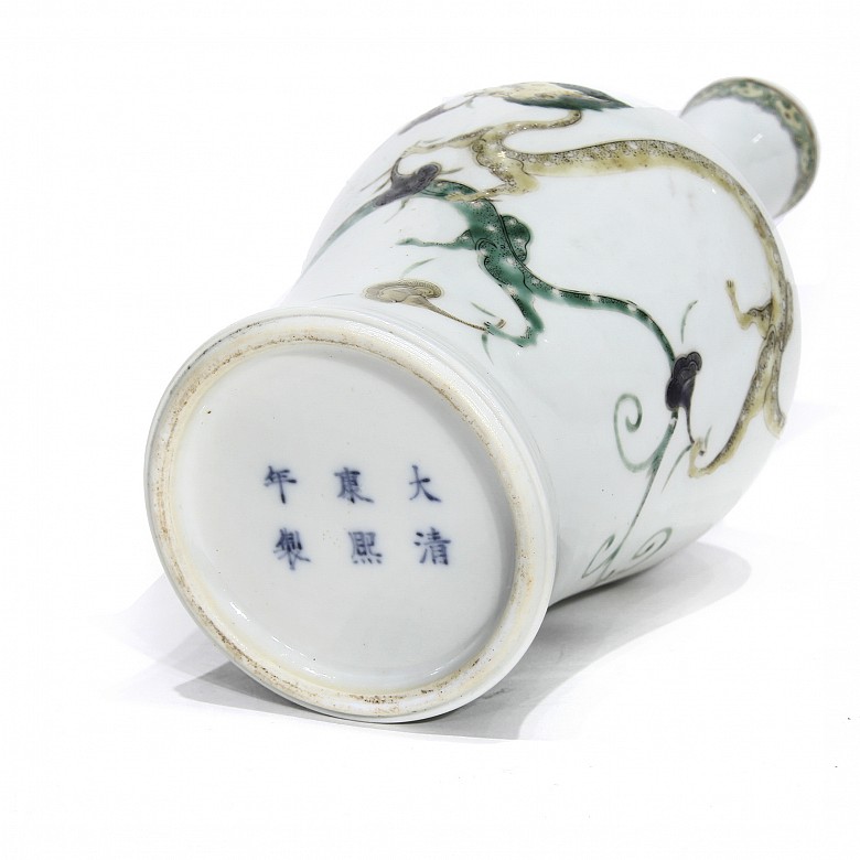 Enameled porcelain vase, with Kangxi seal.