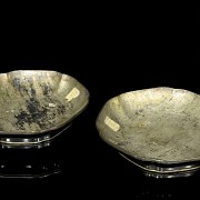 Pair of lacquer and lotus-shaped dishes, Qing dynasty
