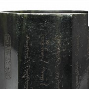 Bote para pinceles octogonal de jade, con sello Qianlong.