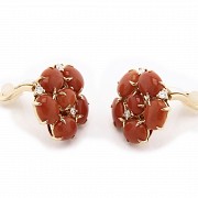 Rosette earrings in 18k gold with coral and diamonds.