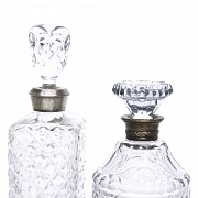 Conjunto de dos licoreras de vidrio tallado, con collar de plata, pps.s.XX - 1