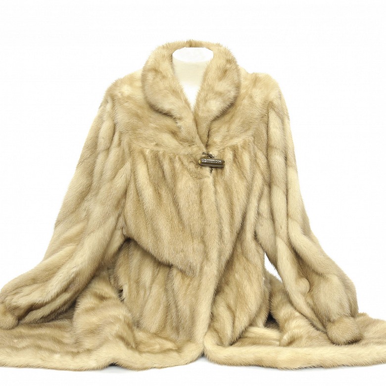 Light mink coat, brand Úbeda