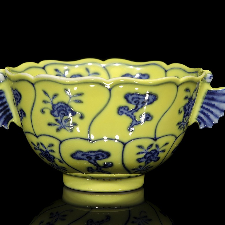 Una especial y rara taza de porcelana azul y blanca con fondo amarillo, con marca Yongzheng