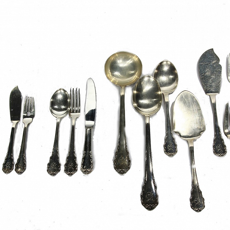 18-service silver cutlery.