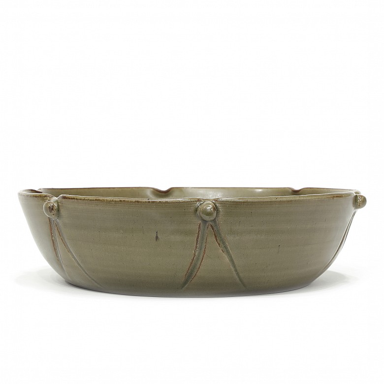 Olive-green glazed 'Dragon' bowl, Northern Song dynasty (960 - 1127)