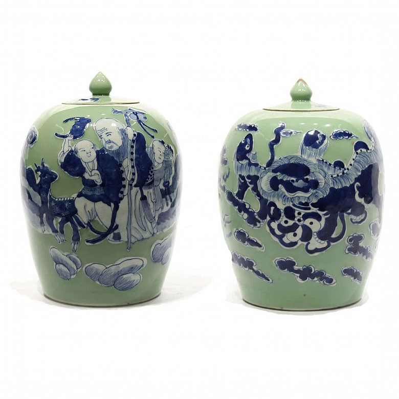 A pair of Chinese jars, 20th century.