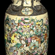 Jarrón de porcelana con guerreros, Nanjing, S.XX