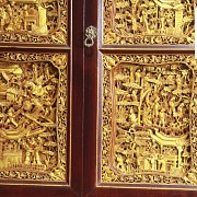 Aparador con paneles de madera tallada y dorada, Peranakan, s.XIX-XX