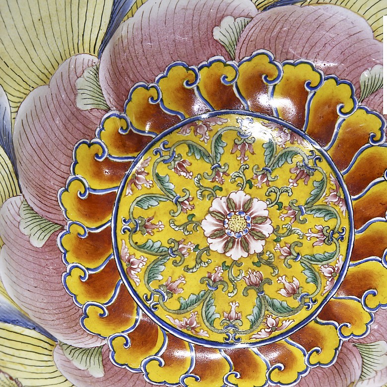 Porcelain bowl, yellow ground, Qing dynasty.