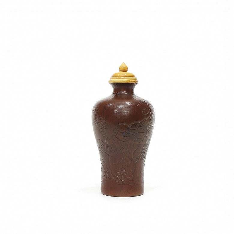 Carved gourd snuff bottle and bone lid, Qing dynasty. - 1