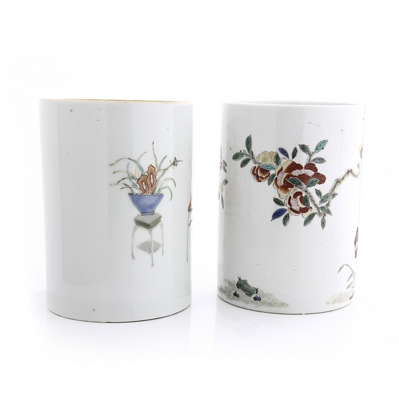 Dos recipientes de porcelana esmaltada, dinastía Qing.