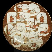 Plato de porcelana Kutani, Japón, periodo Meiji (1890 - 1920)