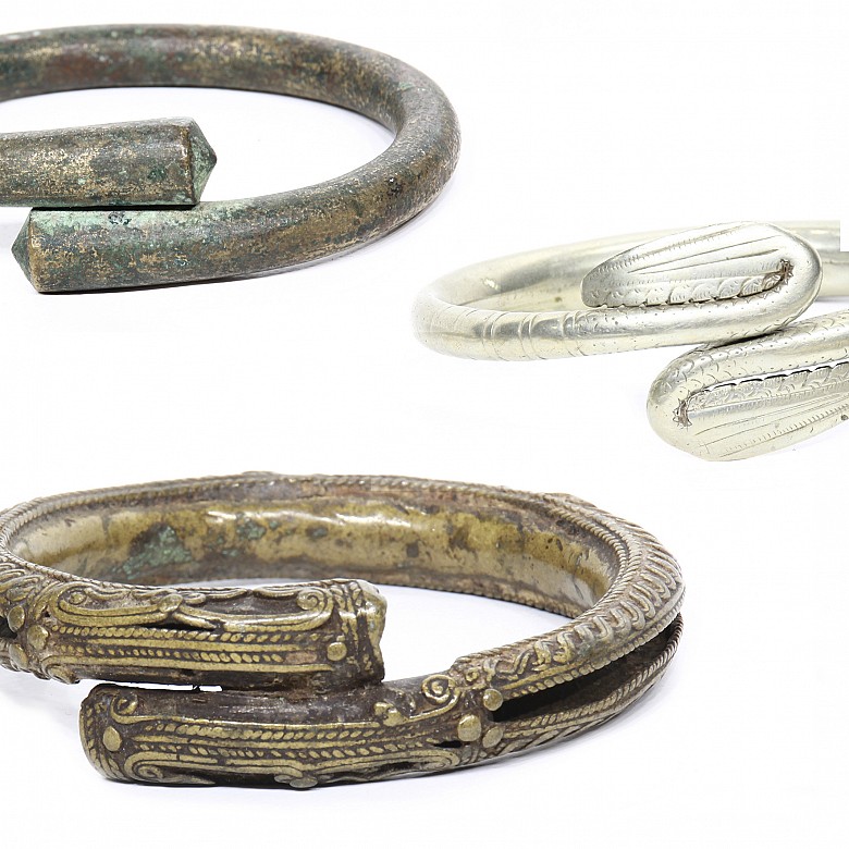 Lot of metal snake-shaped bracelets, Indonesia.