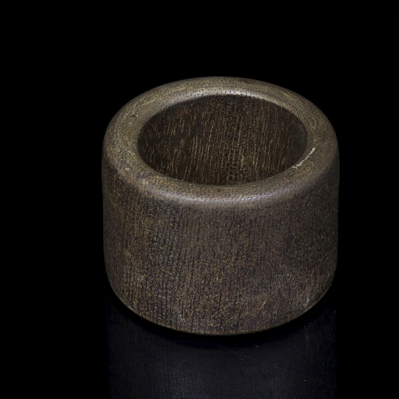 Chinese wooden bracelet and ring, 20th century